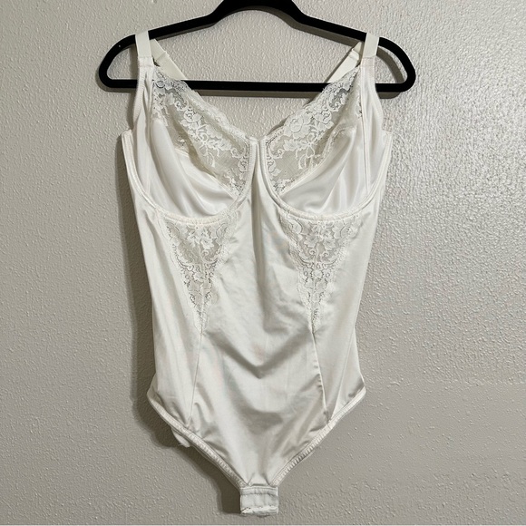 MAIDENFORM Ultra-Firm Body Shaper With Built-In Underwire Bra - Picture 2 of 11